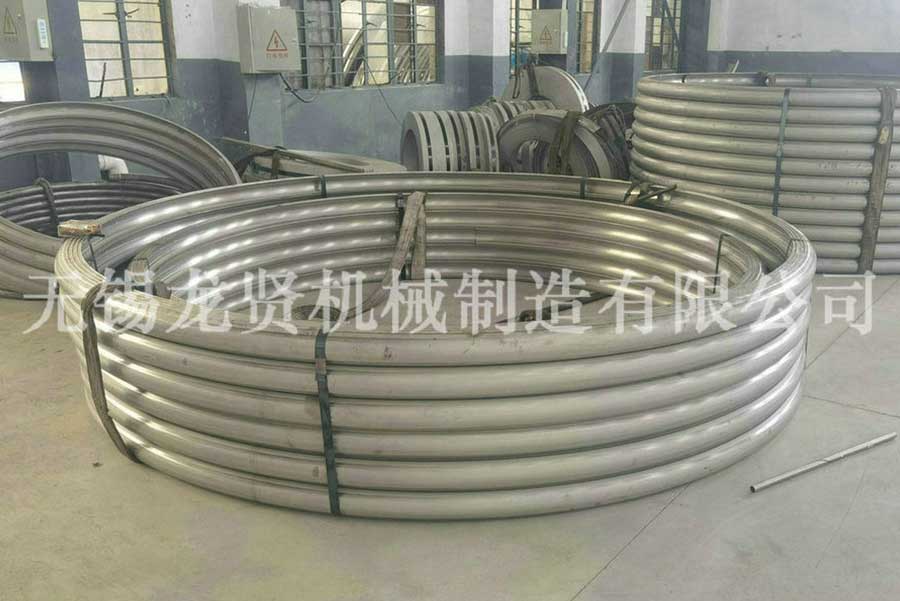 高速公路上的半圓管！